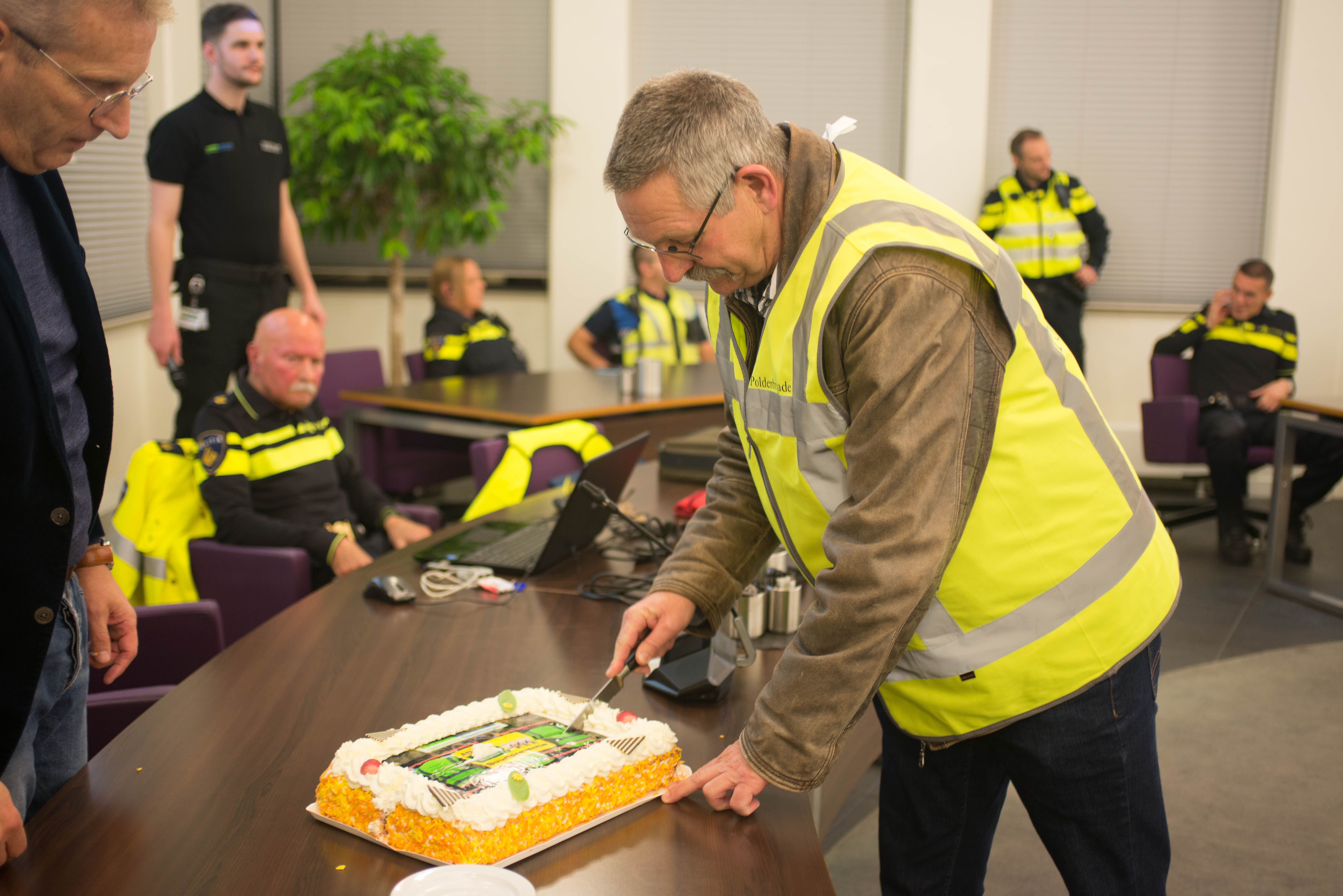 Oprichter Polderteam Kruisland snijd de taart aan